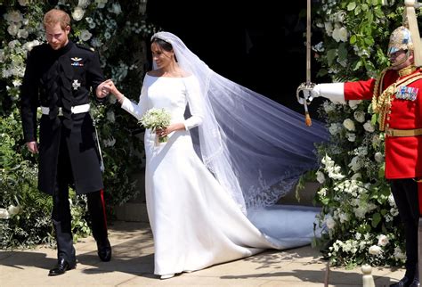 hochzeit harry meghan kleid givenchy|Meghan & Harry: Die romantische Zeremonie in Bildern .